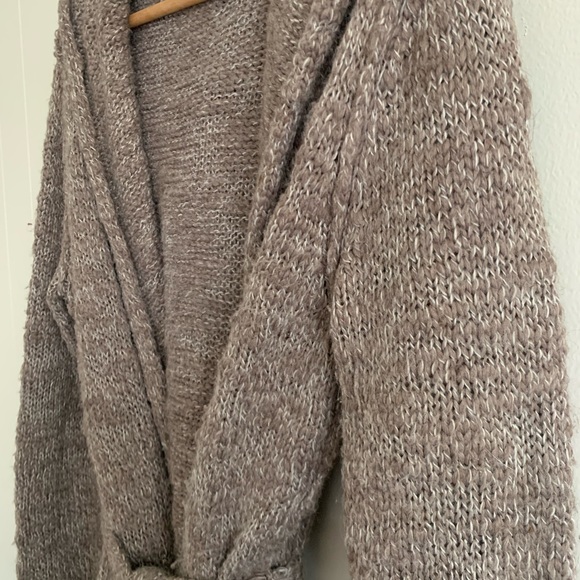 Vertical design cardigan made from acrylic, wool, and alpaca. - Picture 2 of 5